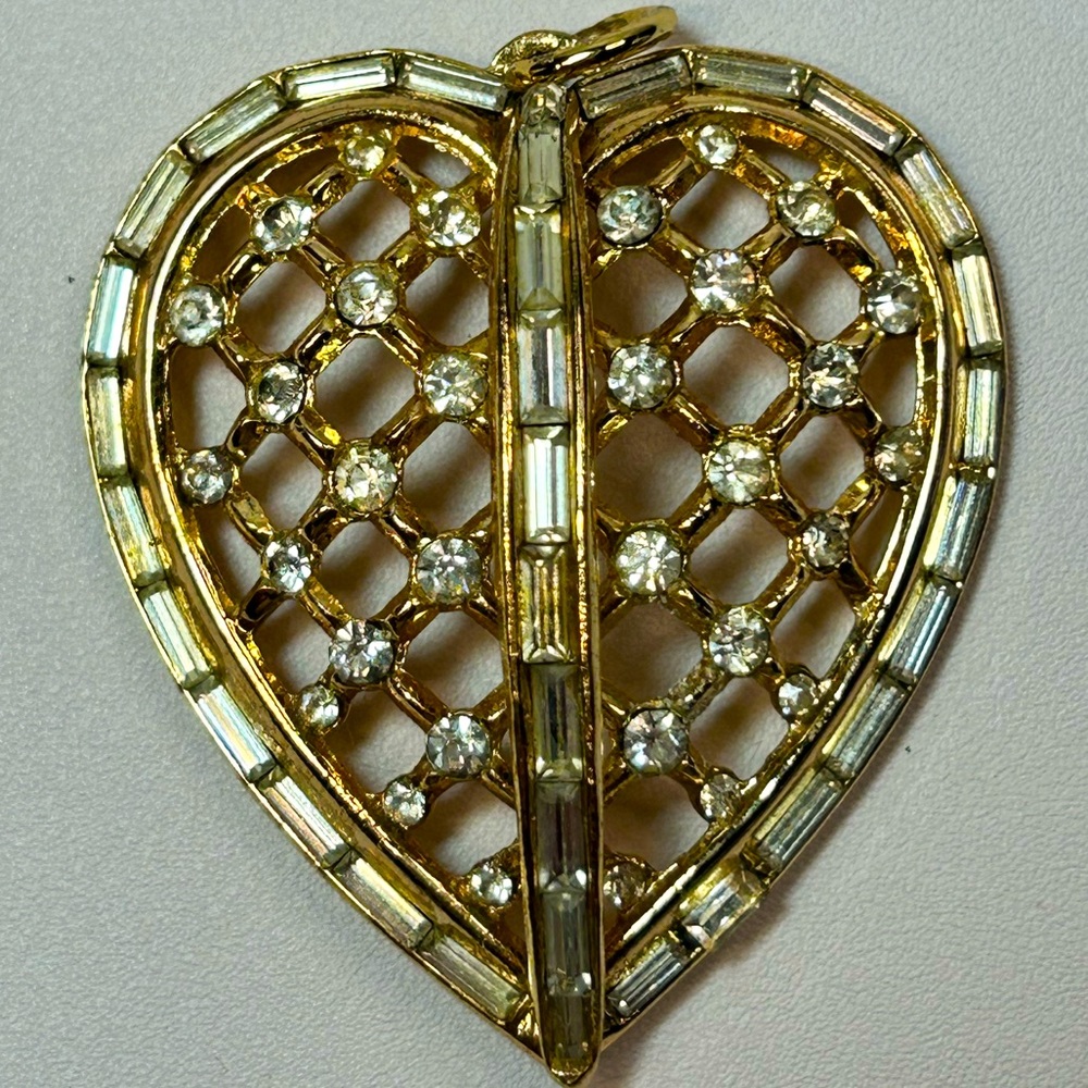 SIGNED 1950’s TRIFARI ALFREDPHILIPPE BAGUETTE RHINESTONE LATTICE CAPTIVE HEART